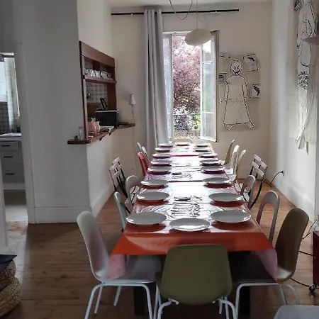 Grande Maison Ancienne Simple Et Spacieuse. Dom wakacyjny Vichy