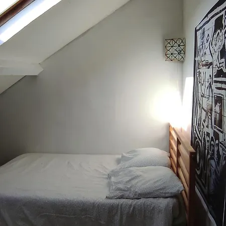 Grande Maison Ancienne Simple Et Spacieuse.