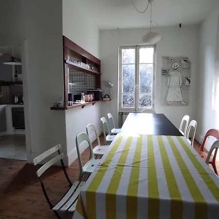 Grande Maison Ancienne Simple Et Spacieuse. Vichy